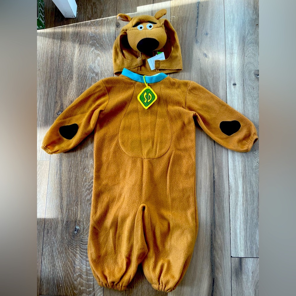 Scooby-doo custome. Size 3-4 but it fits more like size 2-3